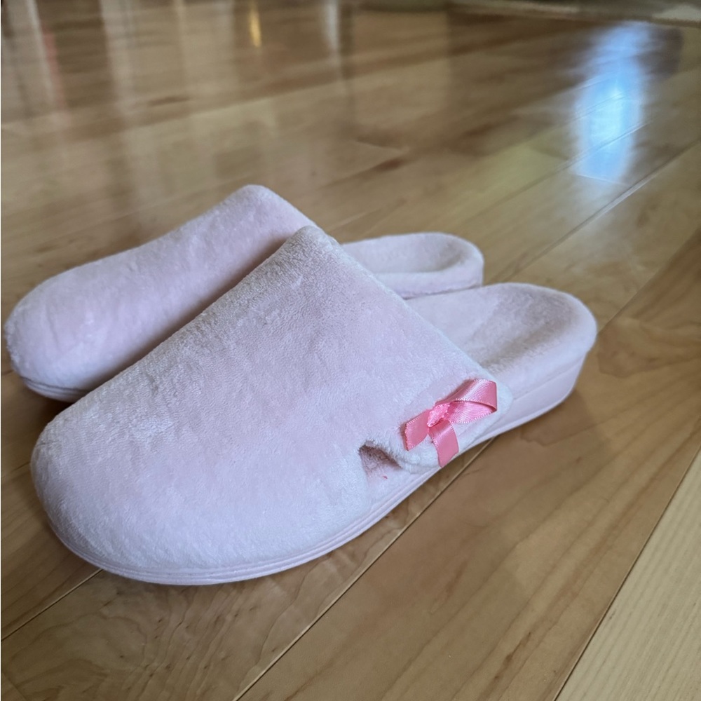 Pink Vionic slippers that are light pink